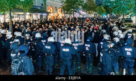 Una manifestazione spontanea a sostegno dei curdi in Kobane ad Amburgo, Germania, 08 ottobre 2014. Secondo bagno turco media almeno 16 morti e decine di feriti negli scontri tra la polizia turca e curda manifestanti arrabbiati che la Turchia non è quello di fare di più per proteggere i curdi città siriane di Kobane che è stato oggetto di attacchi da parte di combattenti dal gruppo si chiama Stato islamico (SI) per diverse settimane. Foto: Markus SCHOLZ/dpa Foto Stock