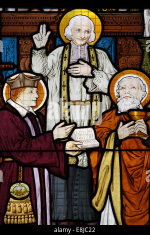Il vetro macchiato in Saint-HonorŽ d'Eylau chiesa : Saint Jean Vianney, santo parroco di Ars Foto Stock