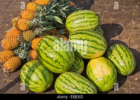 Meloni e ananas per la vendita su un marciapiede IN INDIA Foto Stock