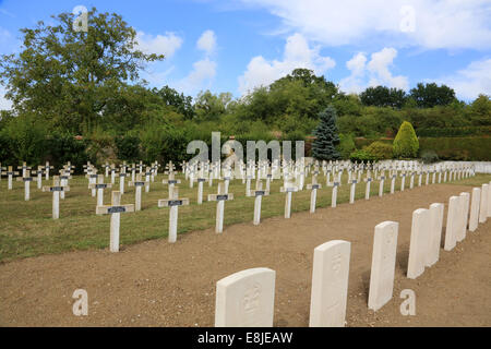 Commonweatlth War Graves. Francese cimitero militare contenente le tombe di 328 ColumŽriens, inglese, olandese e gli africani morti fo Foto Stock