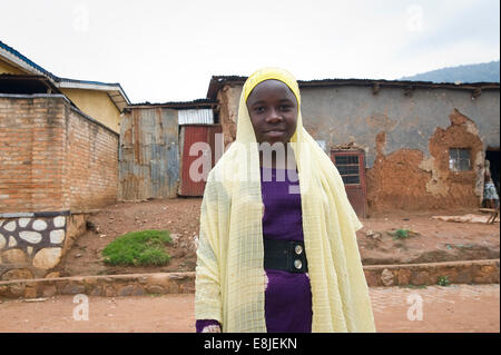 Ruanda, Kigali: una giovane donna cammina lungo attraverso uno della capitale quartieri semplice Foto Stock