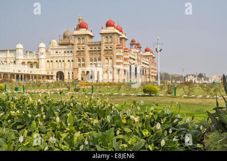 MYSORE PALACE KARNATAKA INDIA imponente facciata e giardini Foto Stock