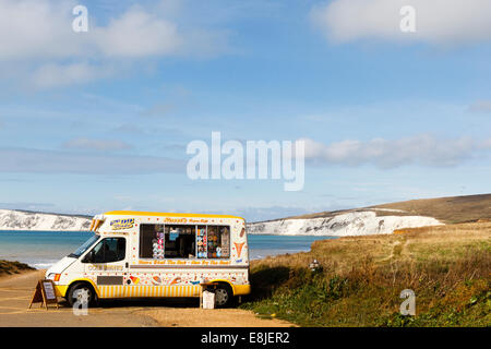 Ice Cream van a Compton Bay, affacciato su scogliere bianche sull'Isola di Wight, England, Regno Unito Foto Stock