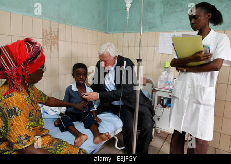 Libreville ospedale. Bambino malato. Consultazione con Pr. Alain Deloche. Foto Stock