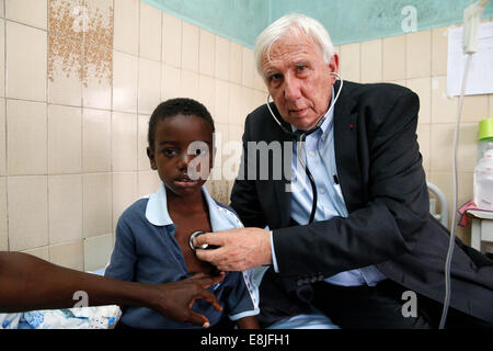 Libreville ospedale. Bambino malato. Consultazione con Pr. Alain Deloche. Foto Stock