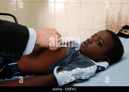 Libreville ospedale. Bambino malato. Consultazione con Pr. Alain Deloche. Foto Stock