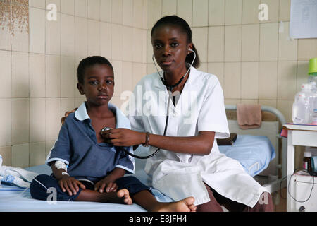 Libreville ospedale. Bambino malato. Consultazione. Foto Stock