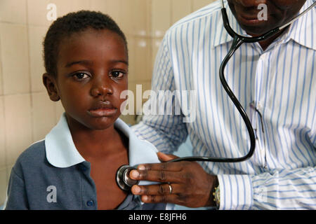 Libreville ospedale. Bambino malato. Consultazione. Foto Stock