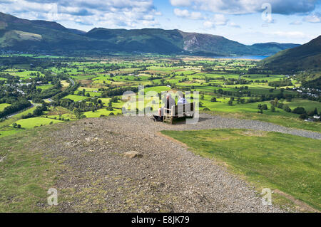 Dh Latrigg KESWICK Lake District giovane seduta panca vista collina cumbria parco nazionale paesaggio persone Foto Stock