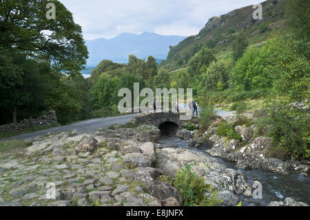 Dh Ponte Ashness Derwent Water Lake District escursionisti ponte che attraversa il fiume regno unito Foto Stock