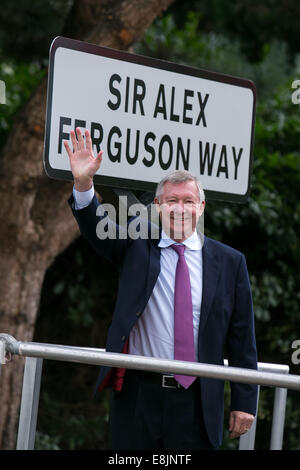 Il sir Alex Ferguson a una strada cerimonia di denominazione vicino a Old Trafford Football Ground. Lunedì 14 Ottobre 2013 . Il sir Alex Ferguson Foto Stock