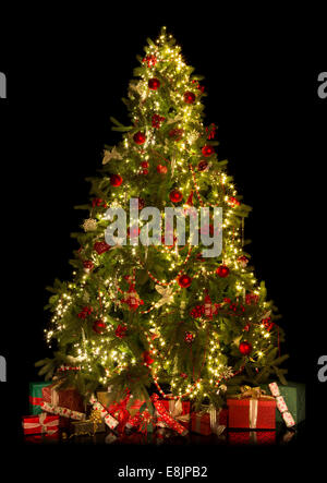Bellissimo albero di natale con presenta isolato su nero Foto Stock