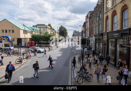 Vista lungo St Andrews Street e Regent Street Cambridge da open top tour bus Cambridge Inghilterra England Foto Stock