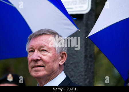 Il sir Alex Ferguson a una strada cerimonia di denominazione vicino a Old Trafford Football Ground. Lunedì 14 Ottobre 2013 . Il sir Alex Ferguson Foto Stock