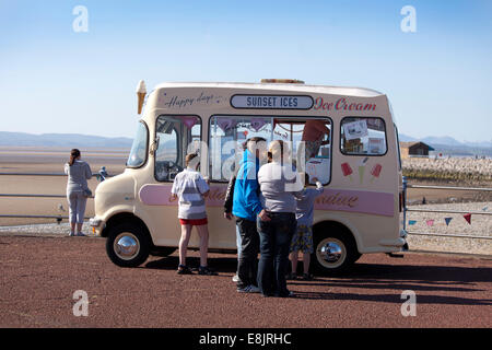 Kate Drummond con la sua annata ice cream van a Morecambe . Foto Stock