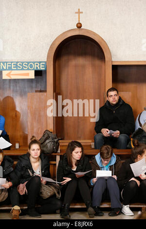 Piccoli incontri di gruppo in una chiesa. Incontro europeo della comunità di Taizé. Foto Stock