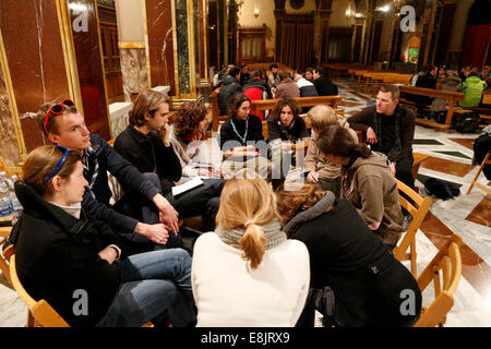 Piccoli incontri di gruppo in una chiesa. Incontro europeo della comunità di Taizé. Foto Stock