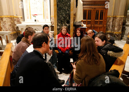 Piccoli incontri di gruppo in una chiesa. Incontro europeo della comunità di Taizé. Foto Stock