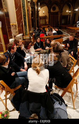 Piccoli incontri di gruppo in una chiesa. Incontro europeo della comunità di Taizé. Foto Stock