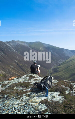 dh Rambla con mappa GASGALE GILL LAKE DISTRICT Hiker cane paese Walker uk escursioni in montagna cumbria a piedi persone vista campagna Foto Stock