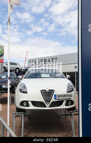 Nuova Alfa Romeo Giulietta Sportiva sul piazzale a Benfield Motors, Newcastle. Benfield Motors è un multi-concessionario in franchising. Foto Stock