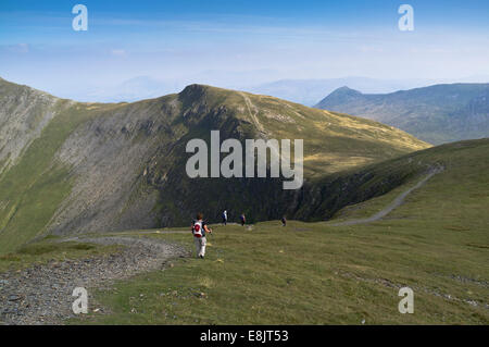 dh Lakeland Fells cumbria HOBCARTON CRAG LAKE DISTRICT escursionisti camminando collina sentiero montagne fino a nord escursionista su una montagna a piedi persone trekking Foto Stock