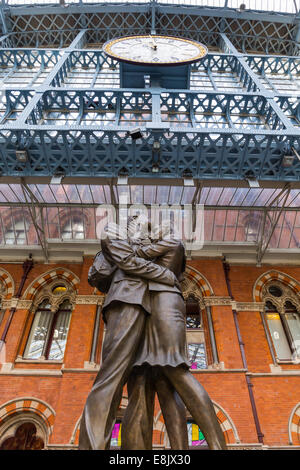 Interno di San Pancrazio stazione ferroviaria internazionale di Londra, Regno Unito, con l'illustrazione "Incontro" da Paolo giorno Foto Stock