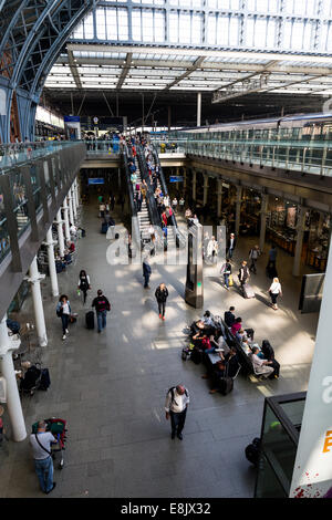 Guardando verso il basso per il lower concourse di St Pancras. stazione ferroviaria internazionale di Londra, Regno Unito Foto Stock