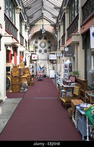 dh Clifton Arcade CLIFTON BRISTOL Donne Shoppers vittoriano shopping arcade edificio interno inghilterra Foto Stock