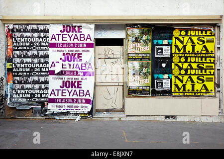 Posters e porta d'ingresso con l'arte a Parigi Foto Stock
