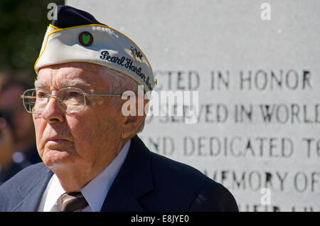 Una guerra mondiale II veterano e Pearl Harbor superstite si erge a attenzione durante una dedizione per onorare i veterani della Seconda Guerra Mondiale. Foto Stock