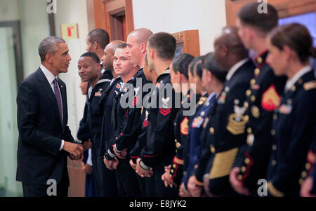 Washington, DC, Stati Uniti d'America. 8 Ottobre, 2014. Il Presidente degli Stati Uniti Barack Obama scuote le mani con il servizio militare i membri al Pentagono a Washington, DC il Mercoledì, Ottobre 8, 2014. Credito: dpa picture alliance/Alamy Live News Foto Stock