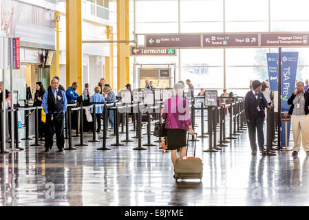 Il DCA, dall'Aeroporto Nazionale Reagan di Washington DC - Passeggeri in linea di TSA in un aeroporto Foto Stock