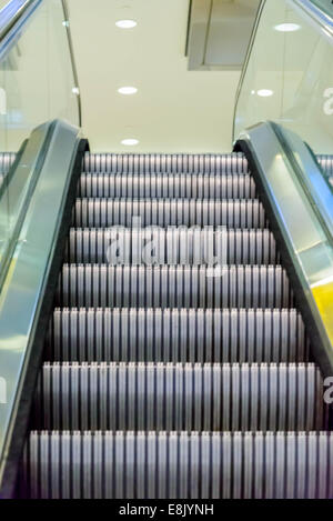 DIA, DEN, Aeroporto Internazionale di Denver, CO - escalator vuota in un aeroporto Foto Stock