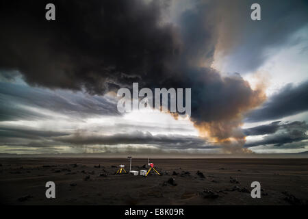 Attrezzature scientifiche-pennacchi vulcanici con gas tossici, Holuhraun eruzione fissurale, Islanda Foto Stock