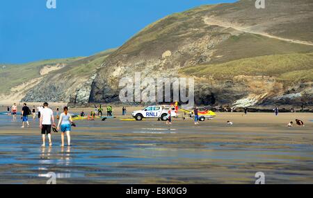 Bagnini di vegliare sulla spiaggia a Perranporth Cornwall Inghilterra Regno Unito Foto Stock