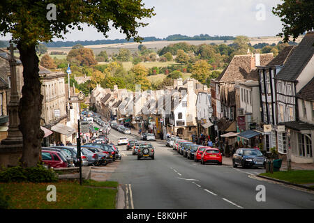 Honeypot Tourist Village street affollata con il traffico a Burford, Oxfordshire, England, Regno Unito Foto Stock