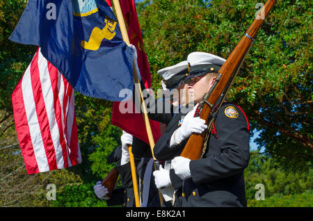 Un US Navy Color Guard di cadetti ROTC presenta l'Americano, Navy e Marine Corps Flags per onorare i veterani della Seconda Guerra Mondiale. Foto Stock