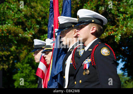 Un US Navy Color Guard di cadetti ROTC presenta l'Americano, Navy e Marine Corps Flags per onorare i veterani della Seconda Guerra Mondiale. Foto Stock