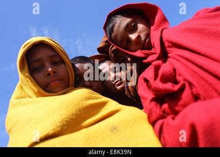 Nov. 20, 2012 - Dhaka, Bangladesh - Bambini tenersi caldo sotto il sole indossando un panno caldo a Dhaka,Bangladesh (credito Immagine: © Zakir Hossain Chowdhury/ZUMA filo) Foto Stock