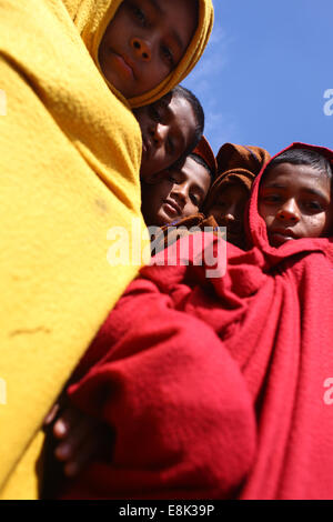 Nov. 20, 2012 - Dhaka, Bangladesh - Bambini tenersi caldo sotto il sole indossando un panno caldo a Dhaka,Bangladesh (credito Immagine: © Zakir Hossain Chowdhury/ZUMA filo) Foto Stock