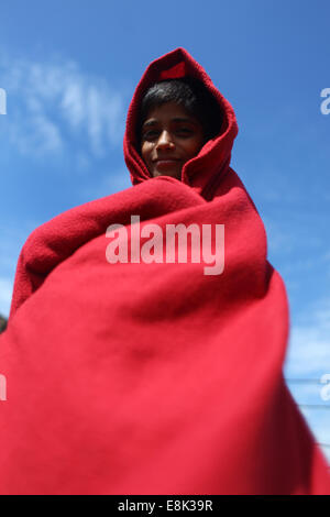 Nov. 20, 2012 - Dhaka, Bangladesh - Bambini tenersi caldo sotto il sole indossando un panno caldo a Dhaka,Bangladesh (credito Immagine: © Zakir Hossain Chowdhury/ZUMA filo) Foto Stock