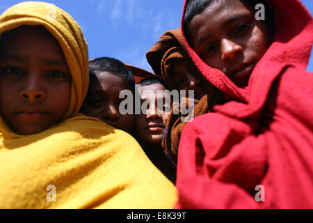 Nov. 20, 2012 - Dhaka, Bangladesh - Bambini tenersi caldo sotto il sole indossando un panno caldo a Dhaka,Bangladesh (credito Immagine: © Zakir Hossain Chowdhury/ZUMA filo) Foto Stock