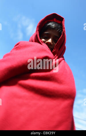 Nov. 20, 2012 - Dhaka, Bangladesh - Bambini tenersi caldo sotto il sole indossando un panno caldo a Dhaka,Bangladesh (credito Immagine: © Zakir Hossain Chowdhury/ZUMA filo) Foto Stock