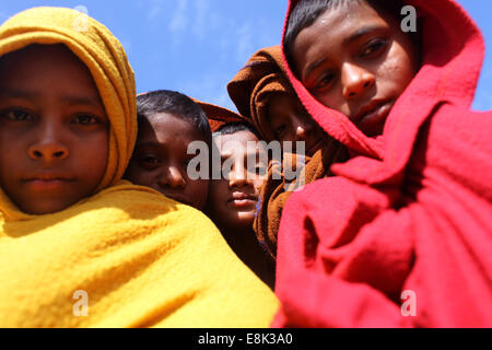 Nov. 20, 2012 - Dhaka, Bangladesh - Bambini tenersi caldo sotto il sole indossando un panno caldo a Dhaka,Bangladesh (credito Immagine: © Zakir Hossain Chowdhury/ZUMA filo) Foto Stock