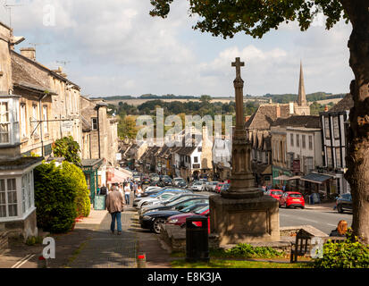 Honeypot Tourist Village street affollata con il traffico a Burford, Oxfordshire, England, Regno Unito Foto Stock