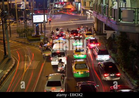 Semaforo percorsi a giunzione occupato nella zona centrale di Bangkok, Tailandia. Foto Stock