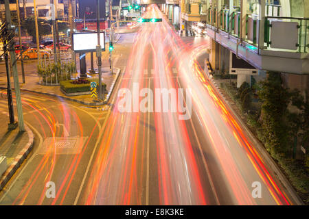 Semaforo percorsi a giunzione occupato nella zona centrale di Bangkok, Tailandia. Foto Stock