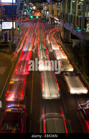 Semaforo percorsi a giunzione occupato nella zona centrale di Bangkok, Tailandia. Foto Stock