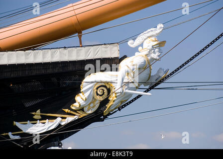 Portsmouth, Regno Unito 02 aprile 2013: vicino a la polena di HMS Warrior, orgoglio della regina Victoria la flotta Foto Stock